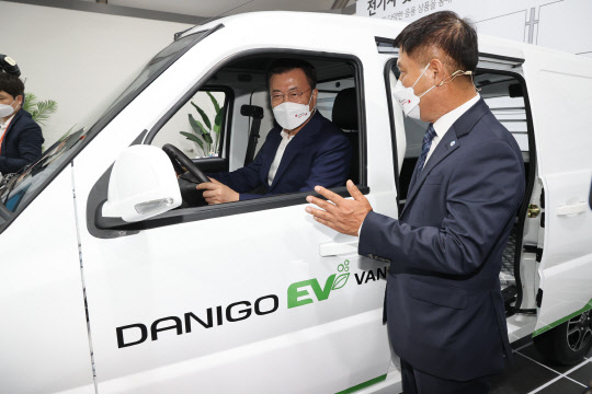 문재인 대통령이 8일 충북 청주시 LG에너지솔루션 오창 제2공장에서 열린 K-배터리 발전전략 보고 'K-배터리, 세계를 차지(charge)하다' 행사에 앞서 전시장을 돌아보며 K-배터리가 탑재된 대창모터스 '다니고 밴'에 탑승해 있다. <연합뉴스>